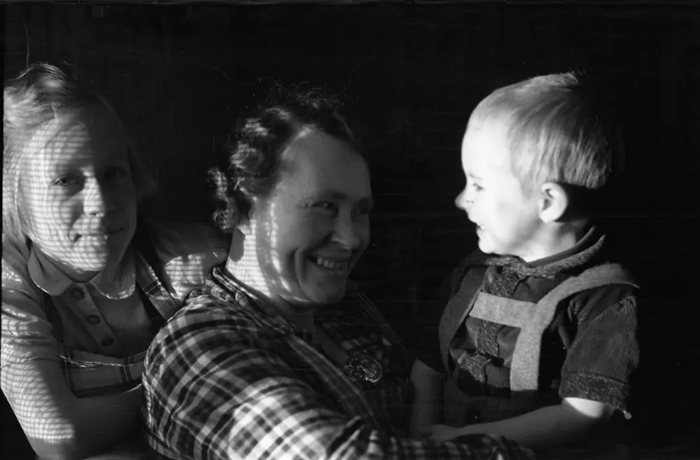 Karine Røisli portrettert sammen med barna Sigrun og Kjell.