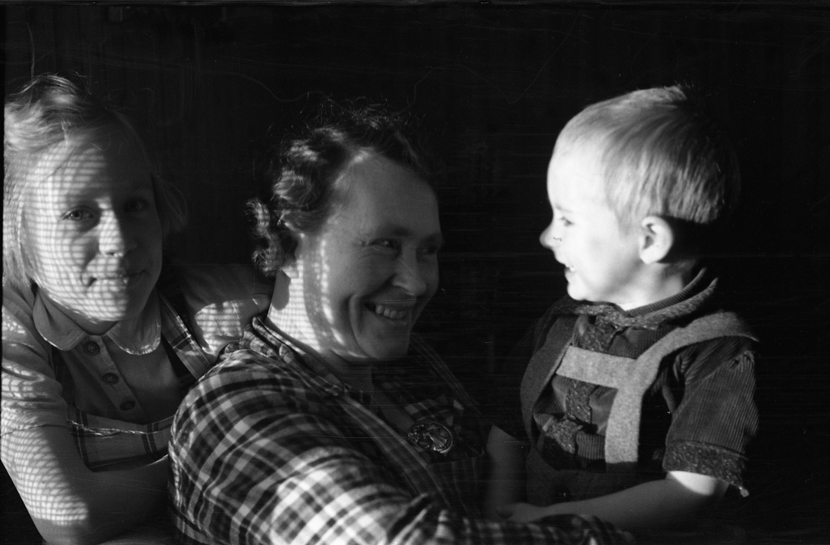 Karine Røisli portrettert sammen med barna Sigrun og Kjell.