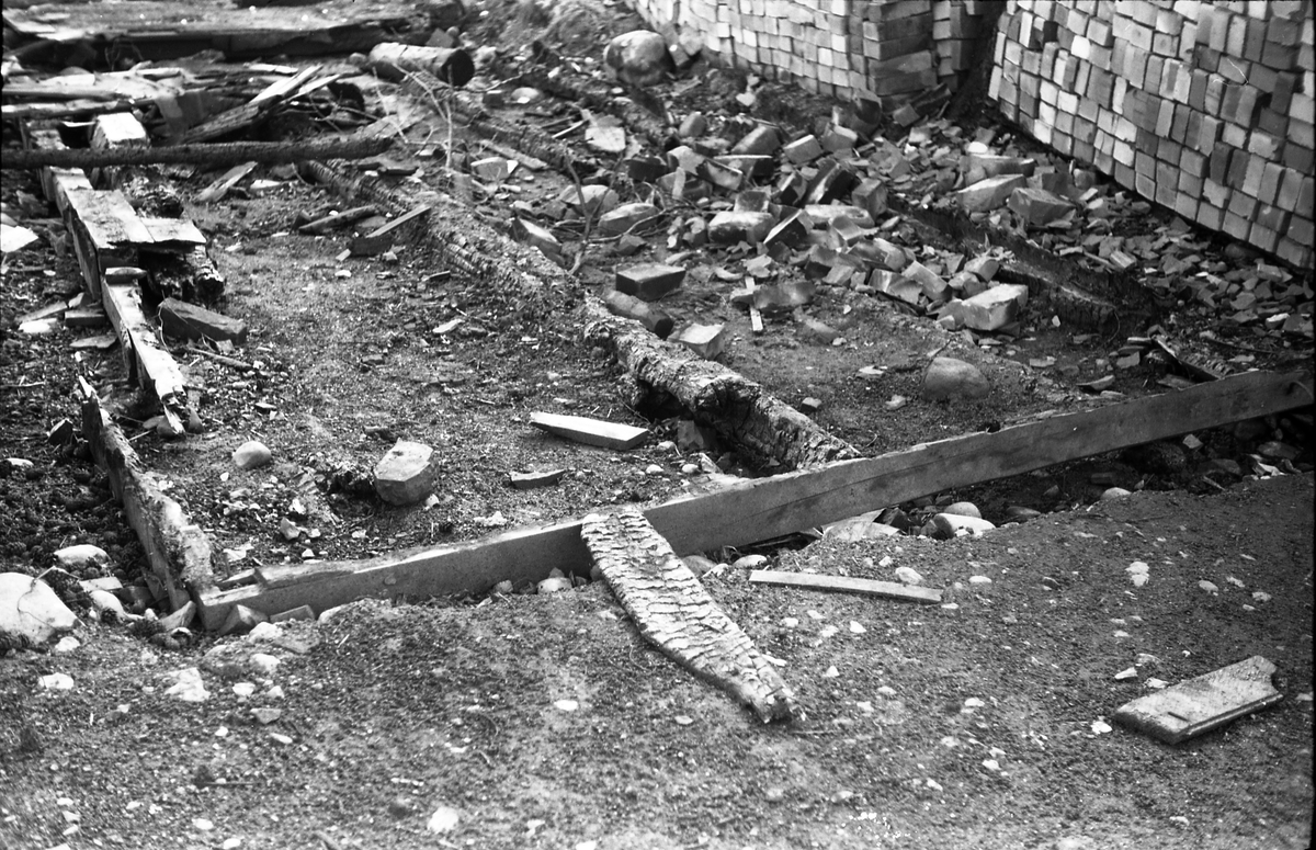 Ifølge fotografens notat: "Etter brann i garasje på Kapp." April/Mai 1944. Serie på fire bilder, trolig tatt på oppdrag fra lensmannen i Østre Toten.