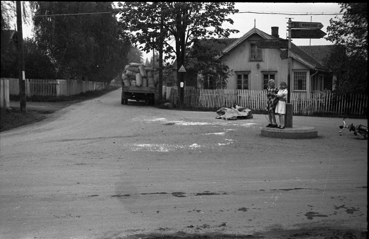 Biluhell i Lillo-krysset, Ø.Toten, juni 1944. Trolig fotografert på oppdrag av lensmannen. Seks bilder.Personbilen med reg.nr. E-304 (de tre siste bildene) er en Ford A årsmodell 1928-29, mens lastebilen trolig er en Dodge 1934-35. Begge bilene er utstyrt med knottgenerator.