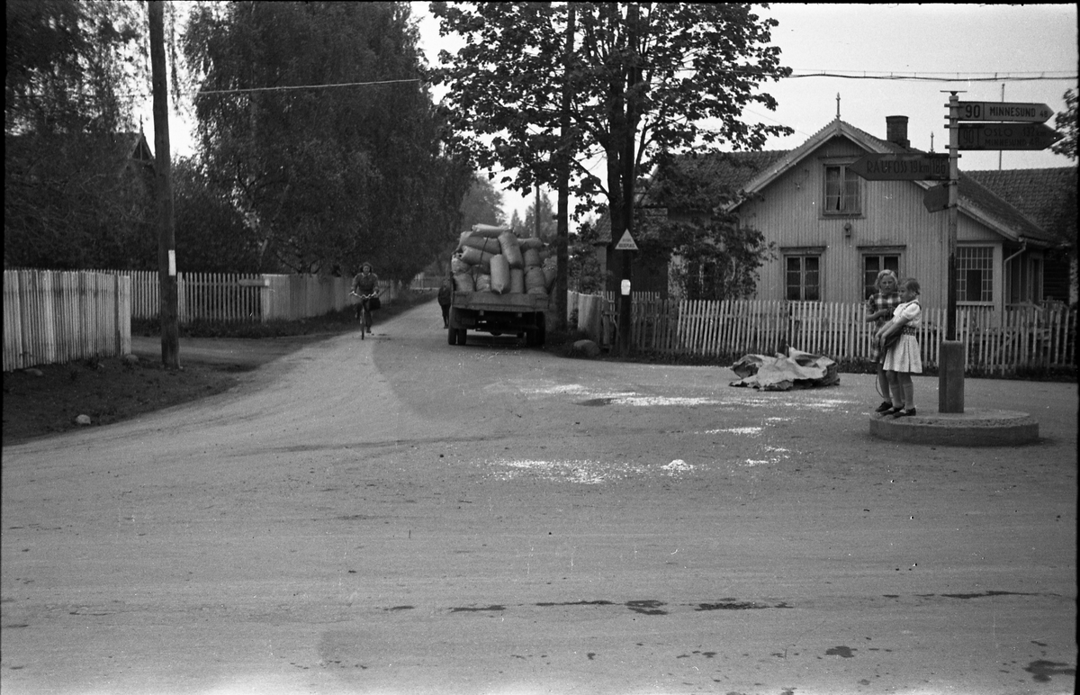 Biluhell i Lillo-krysset, Ø.Toten, juni 1944. Trolig fotografert på oppdrag av lensmannen. Seks bilder.Personbilen med reg.nr. E-304 (de tre siste bildene) er en Ford A årsmodell 1928-29, mens lastebilen trolig er en Dodge 1934-35. Begge bilene er utstyrt med knottgenerator.