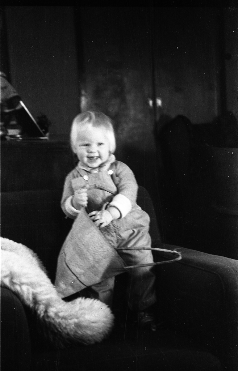 Barneportrett fra1945. Serie på 9 bilder. Jenta er Ingeborg (Immy) Tonby, født Oktober 1944 av foreldre Oskar Tonby og Oddlaug født Nøkleby