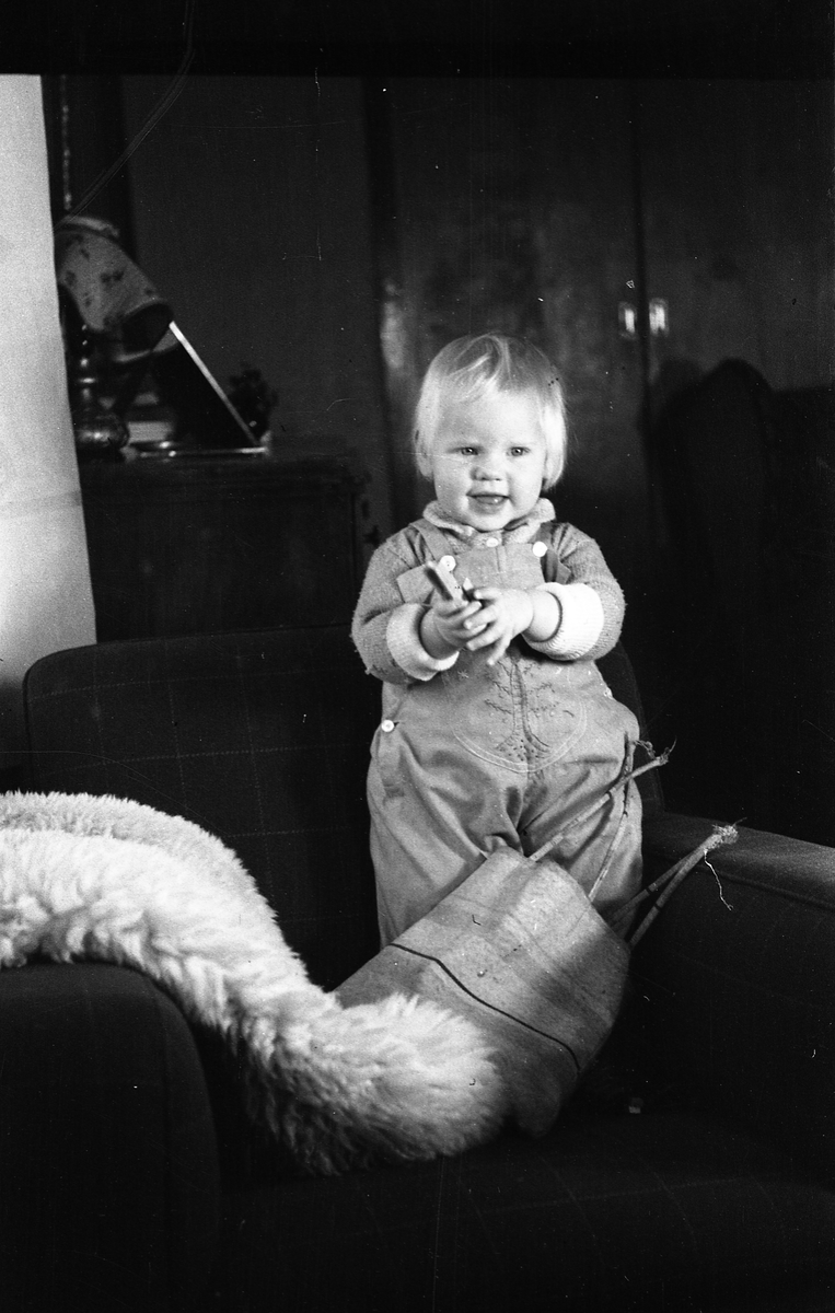 Barneportrett fra1945. Serie på 9 bilder. Jenta er Ingeborg (Immy) Tonby, født Oktober 1944 av foreldre Oskar Tonby og Oddlaug født Nøkleby