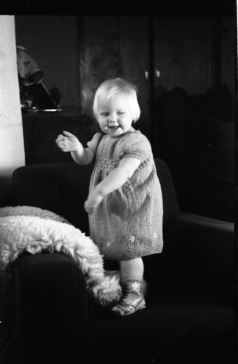 Barneportrett fra1945. Serie på 9 bilder. Jenta er Ingeborg (Immy) Tonby, født Oktober 1944 av foreldre Oskar Tonby og Oddlaug født Nøkleby