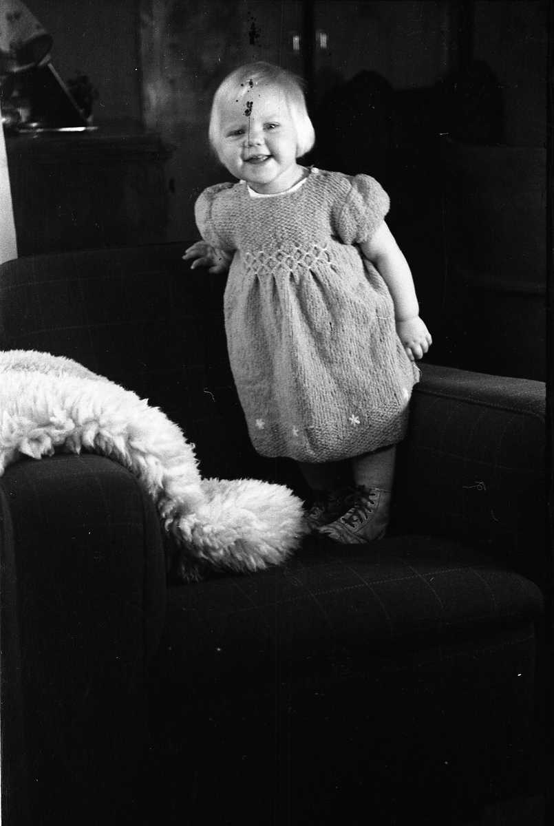 Barneportrett fra1945. Serie på 9 bilder. Jenta er Ingeborg (Immy) Tonby, født Oktober 1944 av foreldre Oskar Tonby og Oddlaug født Nøkleby