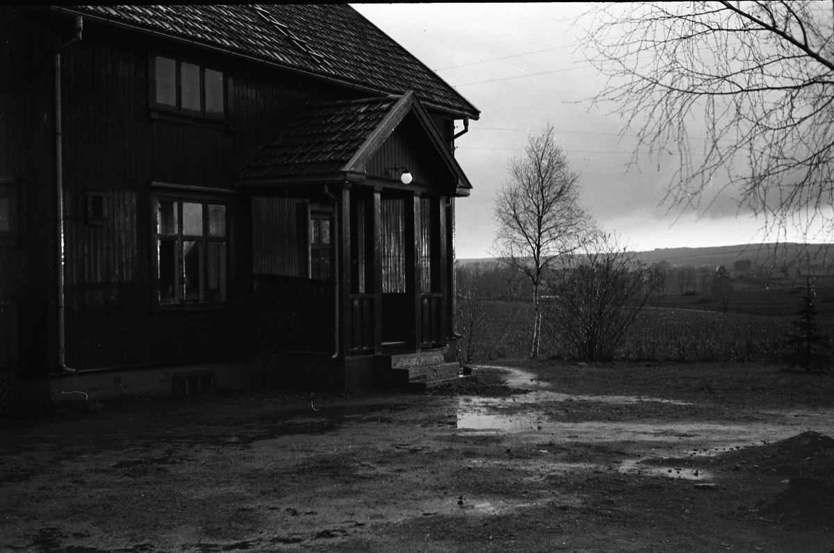 Fem bilder fra fotografens eiendom Odberg på Kraby, Østre Toten, våren 1946.