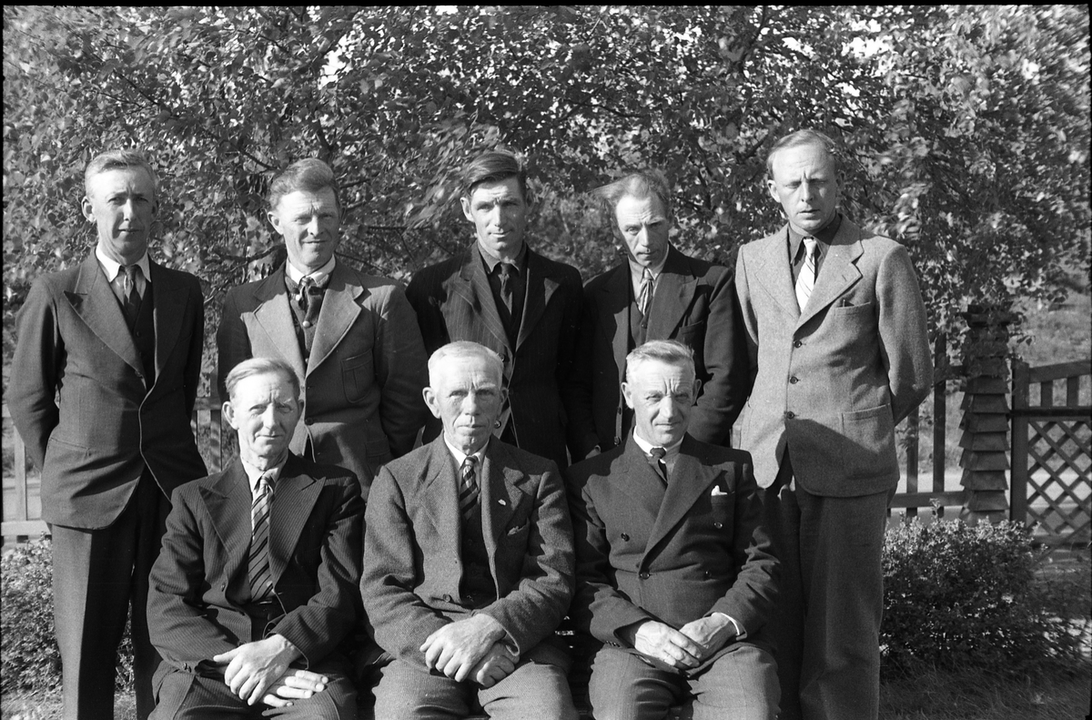 Ansatte ved Bilitt Brenneri ved 100-års jubileet 1946.
Bak fra venstre: Fredrik Rognerud, Fridtjof Berget, Ivar Nettum, Harald Nettum, Nils Faarlund.
Foran fra venstre: Albert Bekkevold Kjellbakken, Ole Petter Myrsveen, Ole H.Nettum.