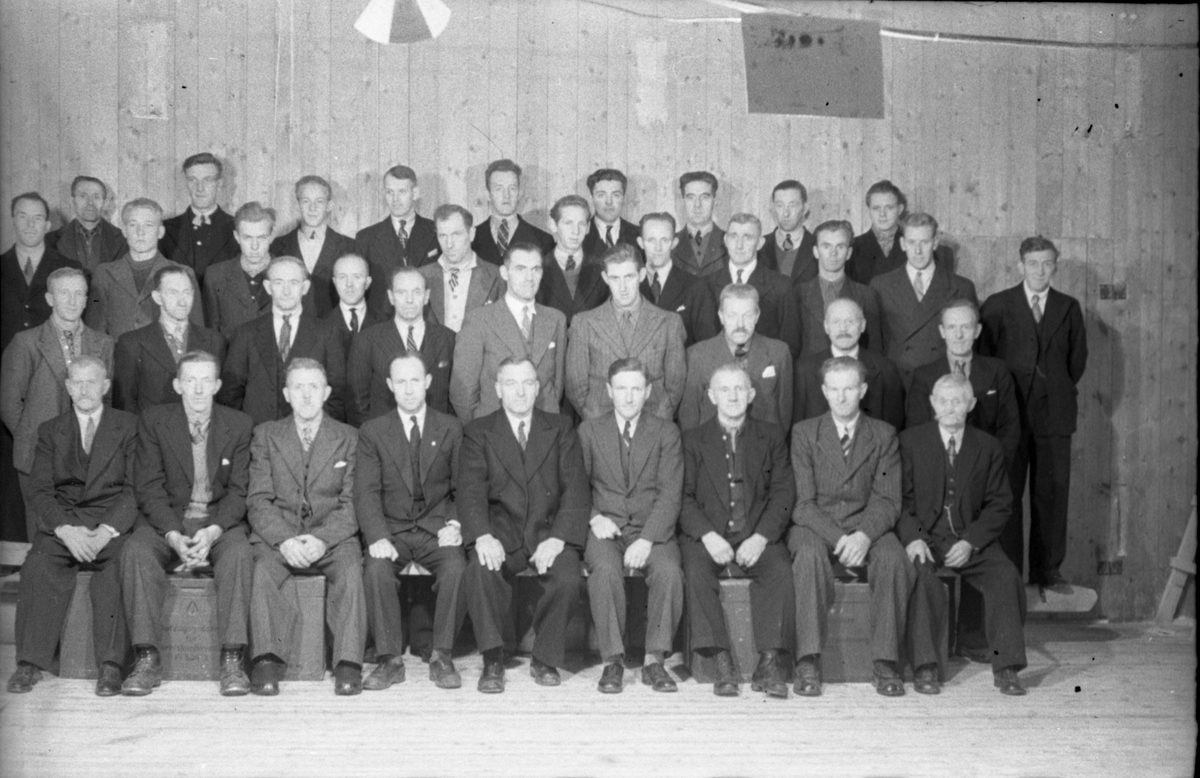 Fra Toten Potetmelfabrikk/Norske Potetindustrier (NOPO) på Lena i anledning NOPOs 50 års jubileum ca årsskiftet 1946/47. Serie på 17 bilder. Følgende personangivelse refererer til bilde nr.1.
Fremste rekke fra venstre: Håkon Hvalby, Johs. Jemtland, David Bøe, Johs. Opsahl, Ole Alfstad, Ole Majer, Josef Glommen, Mart. Buflaten, Laurits Jensen.
Andre rekke fra venstre: Lars Malerbakken, Petter Lifland, Johs. Aurum, Johs. Ruen, Karl Karlsen, Kåre Stenersen, John Glommen, Ant. Linnerud, Hans Nyborg, Otto Glommen.
Bakerest fra venstre: Petter Lundgjerdingen, Otto Løkken, Henry Håjenbakken, Johan Håjenbakken, Ole Ruen, Ottar Glommen, Kolbj. Vangen, Kasper Rolijordet, Gustav Nygård, Ole Buskum, NN Løkken, Math. Brønstad, Marth. Stenberg, Kåre Lifland, Per Myrvang, Johs Løkken, Gunnar Pedersen Trannum, Marius Lie.