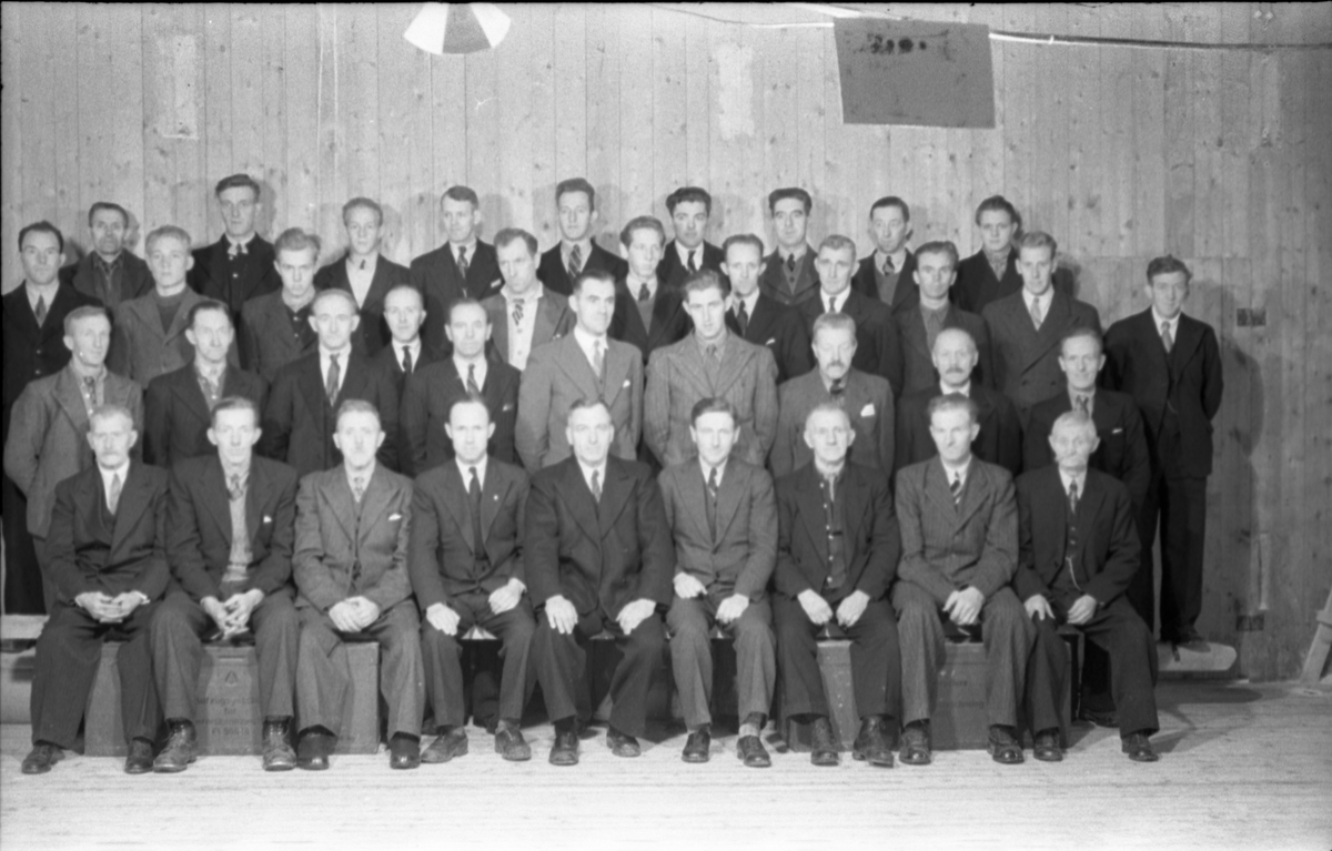 Fra Toten Potetmelfabrikk/Norske Potetindustrier (NOPO) på Lena i anledning NOPOs 50 års jubileum ca årsskiftet 1946/47. Serie på 17 bilder. Følgende personangivelse refererer til bilde nr.1.
Fremste rekke fra venstre: Håkon Hvalby, Johs. Jemtland, David Bøe, Johs. Opsahl, Ole Alfstad, Ole Majer, Josef Glommen, Mart. Buflaten, Laurits Jensen.
Andre rekke fra venstre: Lars Malerbakken, Petter Lifland, Johs. Aurum, Johs. Ruen, Karl Karlsen, Kåre Stenersen, John Glommen, Ant. Linnerud, Hans Nyborg, Otto Glommen.
Bakerest fra venstre: Petter Lundgjerdingen, Otto Løkken, Henry Håjenbakken, Johan Håjenbakken, Ole Ruen, Ottar Glommen, Kolbj. Vangen, Kasper Rolijordet, Gustav Nygård, Ole Buskum, NN Løkken, Math. Brønstad, Marth. Stenberg, Kåre Lifland, Per Myrvang, Johs Løkken, Gunnar Pedersen Trannum, Marius Lie.