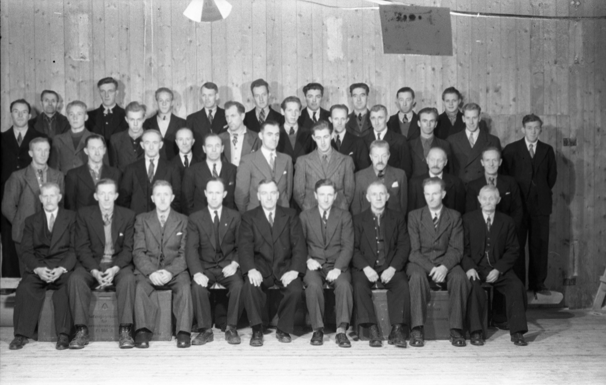 Fra Toten Potetmelfabrikk/Norske Potetindustrier (NOPO) på Lena i anledning NOPOs 50 års jubileum ca årsskiftet 1946/47. Serie på 17 bilder. Følgende personangivelse refererer til bilde nr.1.
Fremste rekke fra venstre: Håkon Hvalby, Johs. Jemtland, David Bøe, Johs. Opsahl, Ole Alfstad, Ole Majer, Josef Glommen, Mart. Buflaten, Laurits Jensen.
Andre rekke fra venstre: Lars Malerbakken, Petter Lifland, Johs. Aurum, Johs. Ruen, Karl Karlsen, Kåre Stenersen, John Glommen, Ant. Linnerud, Hans Nyborg, Otto Glommen.
Bakerest fra venstre: Petter Lundgjerdingen, Otto Løkken, Henry Håjenbakken, Johan Håjenbakken, Ole Ruen, Ottar Glommen, Kolbj. Vangen, Kasper Rolijordet, Gustav Nygård, Ole Buskum, NN Løkken, Math. Brønstad, Marth. Stenberg, Kåre Lifland, Per Myrvang, Johs Løkken, Gunnar Pedersen Trannum, Marius Lie.