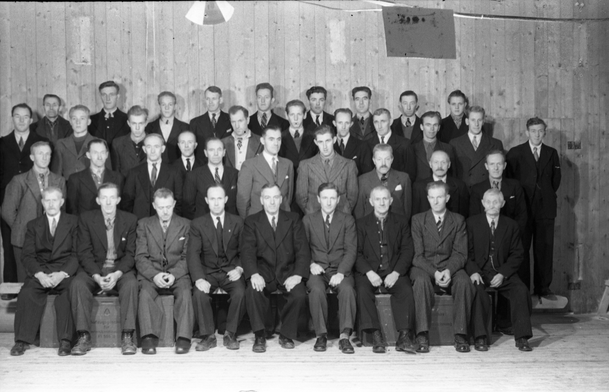 Fra Toten Potetmelfabrikk/Norske Potetindustrier (NOPO) på Lena i anledning NOPOs 50 års jubileum ca årsskiftet 1946/47. Serie på 17 bilder. Følgende personangivelse refererer til bilde nr.1.
Fremste rekke fra venstre: Håkon Hvalby, Johs. Jemtland, David Bøe, Johs. Opsahl, Ole Alfstad, Ole Majer, Josef Glommen, Mart. Buflaten, Laurits Jensen.
Andre rekke fra venstre: Lars Malerbakken, Petter Lifland, Johs. Aurum, Johs. Ruen, Karl Karlsen, Kåre Stenersen, John Glommen, Ant. Linnerud, Hans Nyborg, Otto Glommen.
Bakerest fra venstre: Petter Lundgjerdingen, Otto Løkken, Henry Håjenbakken, Johan Håjenbakken, Ole Ruen, Ottar Glommen, Kolbj. Vangen, Kasper Rolijordet, Gustav Nygård, Ole Buskum, NN Løkken, Math. Brønstad, Marth. Stenberg, Kåre Lifland, Per Myrvang, Johs Løkken, Gunnar Pedersen Trannum, Marius Lie.