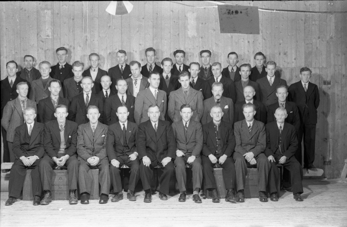 Fra Toten Potetmelfabrikk/Norske Potetindustrier (NOPO) på Lena i anledning NOPOs 50 års jubileum ca årsskiftet 1946/47. Serie på 17 bilder. Følgende personangivelse refererer til bilde nr.1.
Fremste rekke fra venstre: Håkon Hvalby, Johs. Jemtland, David Bøe, Johs. Opsahl, Ole Alfstad, Ole Majer, Josef Glommen, Mart. Buflaten, Laurits Jensen.
Andre rekke fra venstre: Lars Malerbakken, Petter Lifland, Johs. Aurum, Johs. Ruen, Karl Karlsen, Kåre Stenersen, John Glommen, Ant. Linnerud, Hans Nyborg, Otto Glommen.
Bakerest fra venstre: Petter Lundgjerdingen, Otto Løkken, Henry Håjenbakken, Johan Håjenbakken, Ole Ruen, Ottar Glommen, Kolbj. Vangen, Kasper Rolijordet, Gustav Nygård, Ole Buskum, NN Løkken, Math. Brønstad, Marth. Stenberg, Kåre Lifland, Per Myrvang, Johs Løkken, Gunnar Pedersen Trannum, Marius Lie.