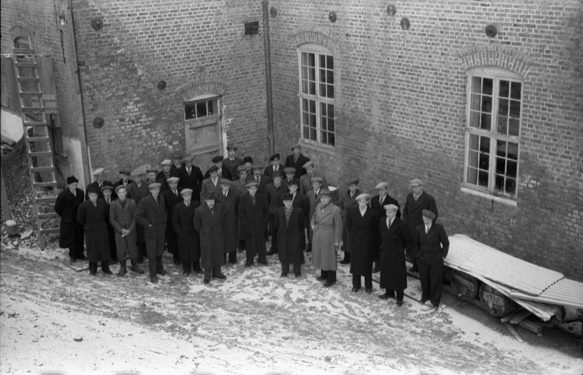 Fra Toten Potetmelfabrikk/Norske Potetindustrier (NOPO) på Lena i anledning NOPOs 50 års jubileum ca årsskiftet 1946/47. Serie på 17 bilder. Følgende personangivelse refererer til bilde nr.1.
Fremste rekke fra venstre: Håkon Hvalby, Johs. Jemtland, David Bøe, Johs. Opsahl, Ole Alfstad, Ole Majer, Josef Glommen, Mart. Buflaten, Laurits Jensen.
Andre rekke fra venstre: Lars Malerbakken, Petter Lifland, Johs. Aurum, Johs. Ruen, Karl Karlsen, Kåre Stenersen, John Glommen, Ant. Linnerud, Hans Nyborg, Otto Glommen.
Bakerest fra venstre: Petter Lundgjerdingen, Otto Løkken, Henry Håjenbakken, Johan Håjenbakken, Ole Ruen, Ottar Glommen, Kolbj. Vangen, Kasper Rolijordet, Gustav Nygård, Ole Buskum, NN Løkken, Math. Brønstad, Marth. Stenberg, Kåre Lifland, Per Myrvang, Johs Løkken, Gunnar Pedersen Trannum, Marius Lie.