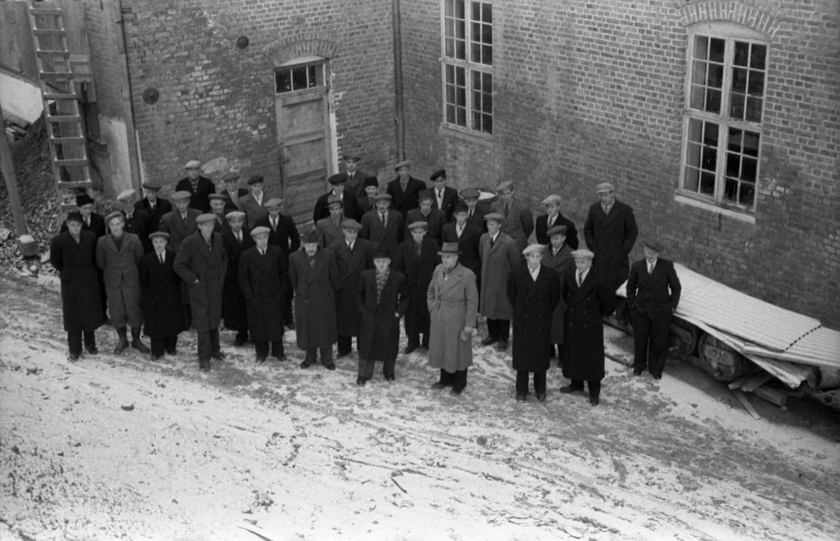 Fra Toten Potetmelfabrikk/Norske Potetindustrier (NOPO) på Lena i anledning NOPOs 50 års jubileum ca årsskiftet 1946/47. Serie på 17 bilder. Følgende personangivelse refererer til bilde nr.1.
Fremste rekke fra venstre: Håkon Hvalby, Johs. Jemtland, David Bøe, Johs. Opsahl, Ole Alfstad, Ole Majer, Josef Glommen, Mart. Buflaten, Laurits Jensen.
Andre rekke fra venstre: Lars Malerbakken, Petter Lifland, Johs. Aurum, Johs. Ruen, Karl Karlsen, Kåre Stenersen, John Glommen, Ant. Linnerud, Hans Nyborg, Otto Glommen.
Bakerest fra venstre: Petter Lundgjerdingen, Otto Løkken, Henry Håjenbakken, Johan Håjenbakken, Ole Ruen, Ottar Glommen, Kolbj. Vangen, Kasper Rolijordet, Gustav Nygård, Ole Buskum, NN Løkken, Math. Brønstad, Marth. Stenberg, Kåre Lifland, Per Myrvang, Johs Løkken, Gunnar Pedersen Trannum, Marius Lie.