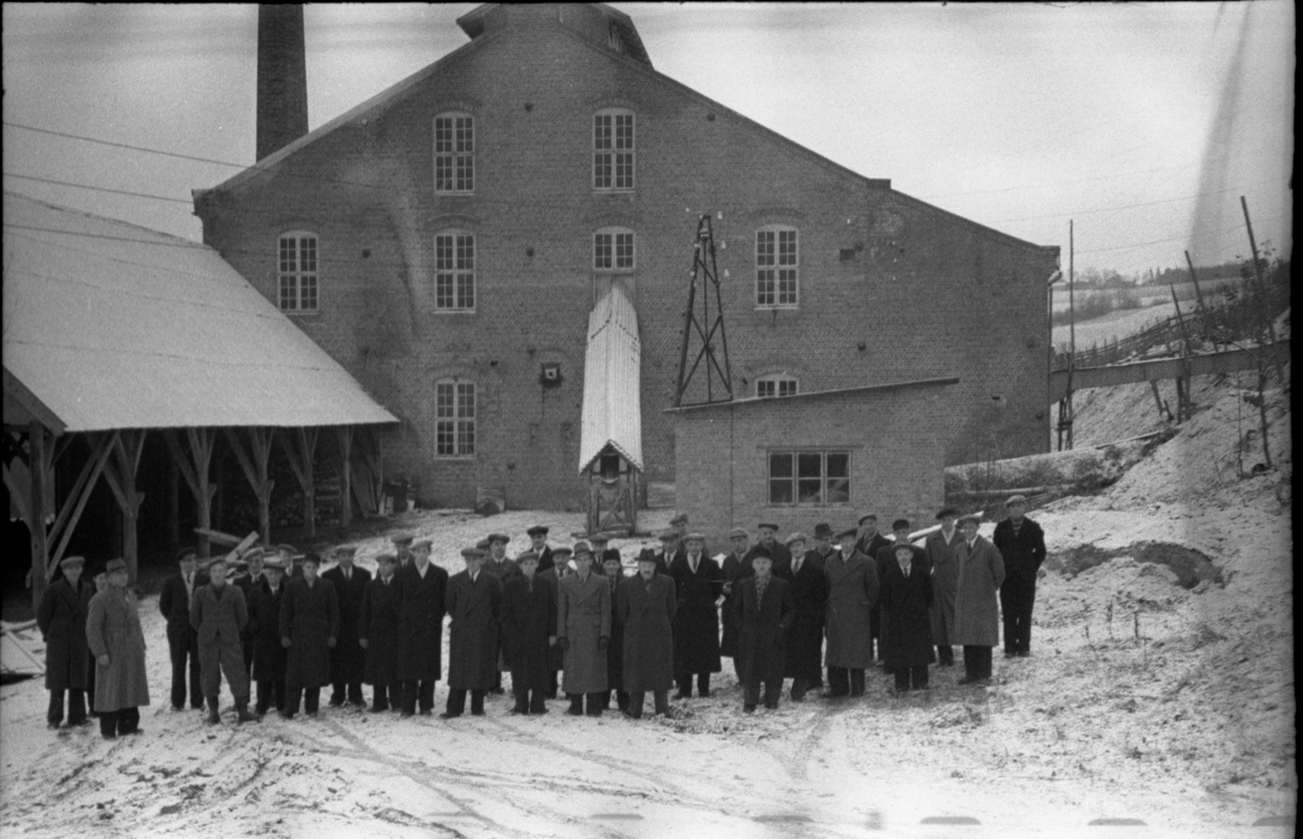 Fra Toten Potetmelfabrikk/Norske Potetindustrier (NOPO) på Lena i anledning NOPOs 50 års jubileum ca årsskiftet 1946/47. Serie på 17 bilder. Følgende personangivelse refererer til bilde nr.1.
Fremste rekke fra venstre: Håkon Hvalby, Johs. Jemtland, David Bøe, Johs. Opsahl, Ole Alfstad, Ole Majer, Josef Glommen, Mart. Buflaten, Laurits Jensen.
Andre rekke fra venstre: Lars Malerbakken, Petter Lifland, Johs. Aurum, Johs. Ruen, Karl Karlsen, Kåre Stenersen, John Glommen, Ant. Linnerud, Hans Nyborg, Otto Glommen.
Bakerest fra venstre: Petter Lundgjerdingen, Otto Løkken, Henry Håjenbakken, Johan Håjenbakken, Ole Ruen, Ottar Glommen, Kolbj. Vangen, Kasper Rolijordet, Gustav Nygård, Ole Buskum, NN Løkken, Math. Brønstad, Marth. Stenberg, Kåre Lifland, Per Myrvang, Johs Løkken, Gunnar Pedersen Trannum, Marius Lie.