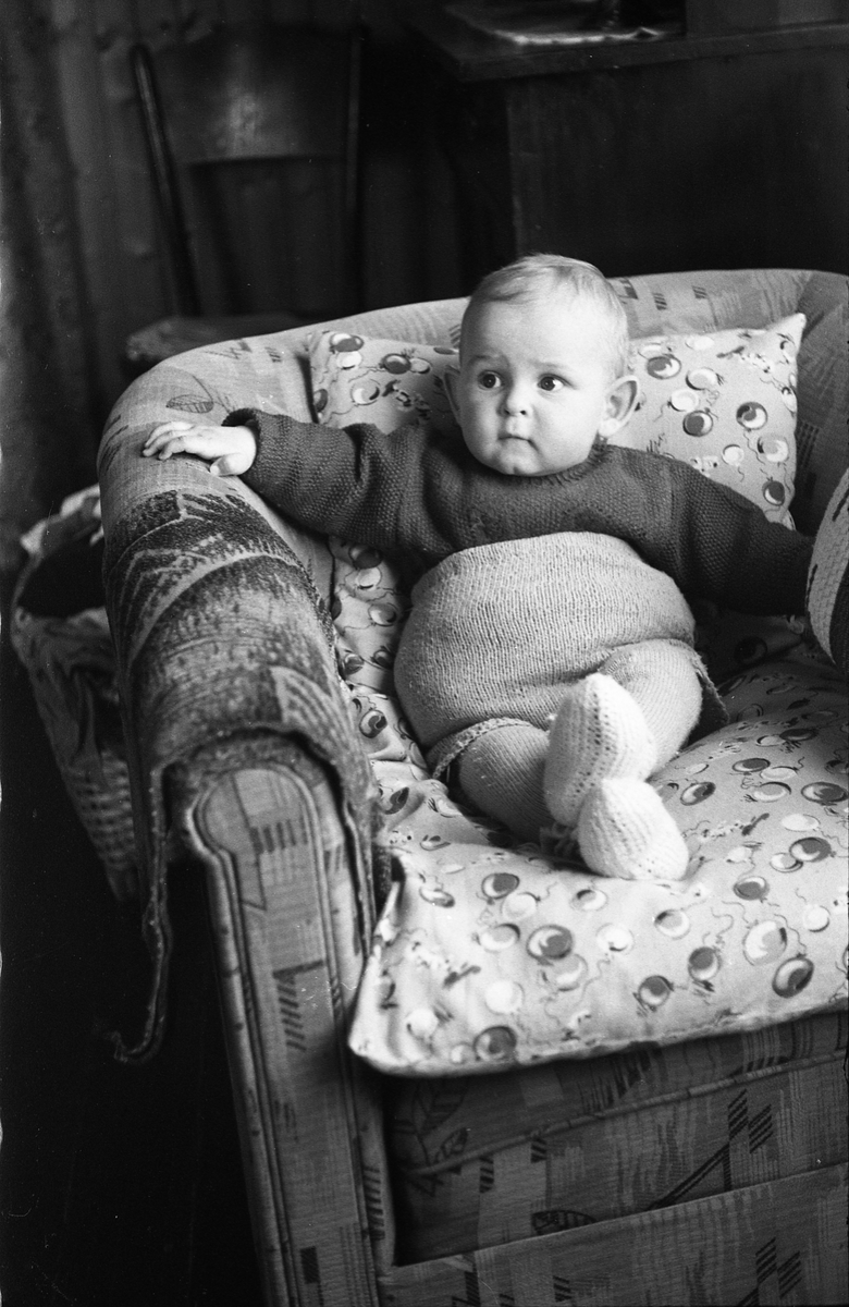Marie Braathen med sønnen Jan Anders, våren 1947. Serie på 16 bilder, tre av mor og barn, de øvrige av gutten alene.