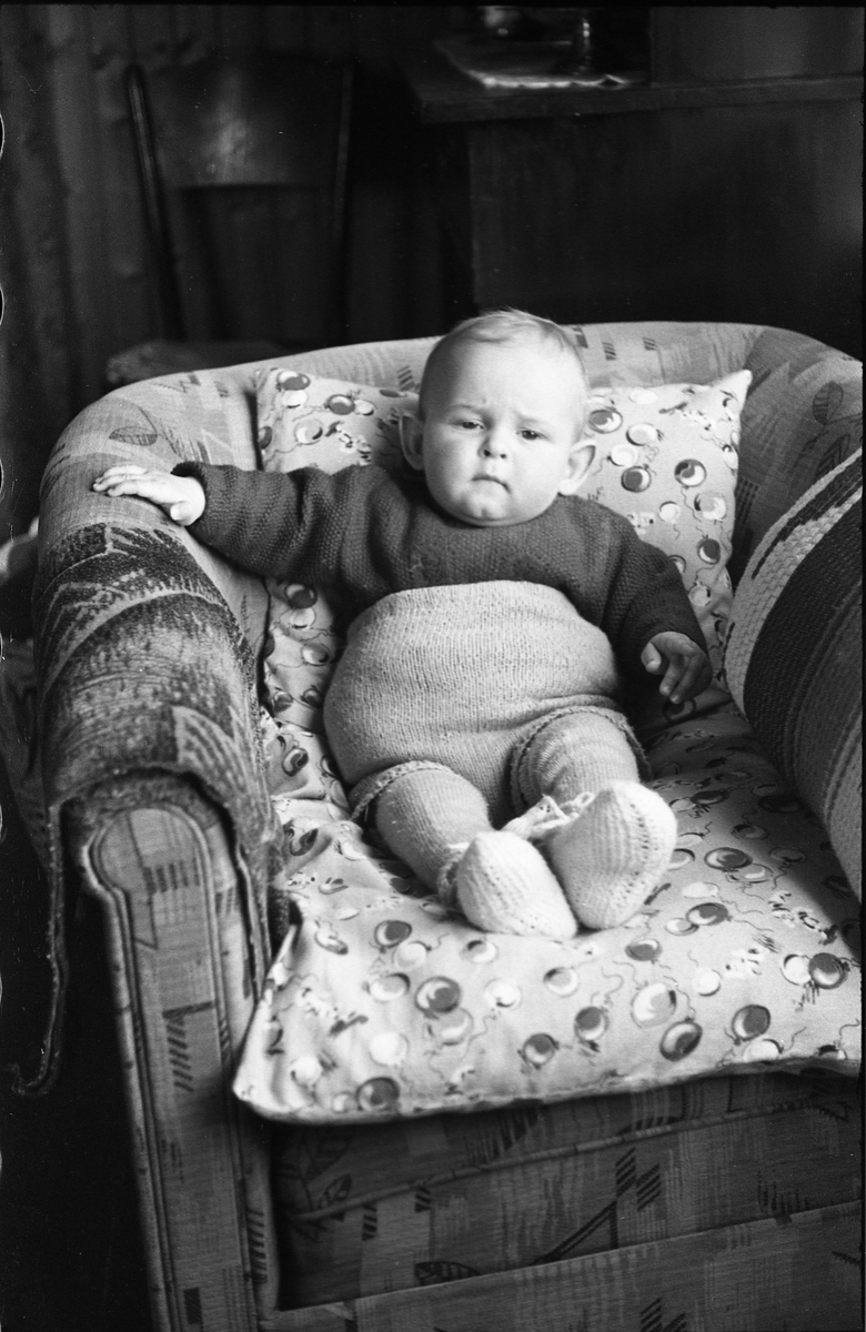 Marie Braathen med sønnen Jan Anders, våren 1947. Serie på 16 bilder, tre av mor og barn, de øvrige av gutten alene.