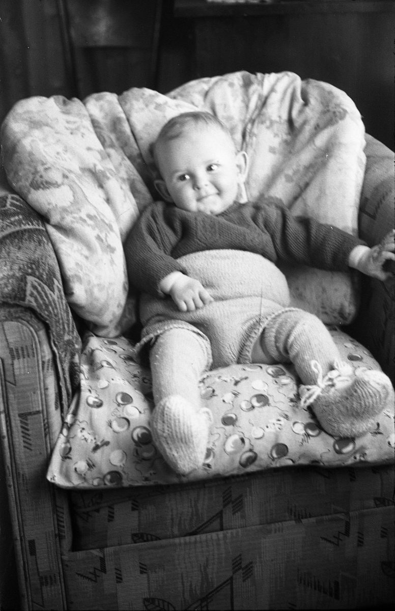 Marie Braathen med sønnen Jan Anders, våren 1947. Serie på 16 bilder, tre av mor og barn, de øvrige av gutten alene.