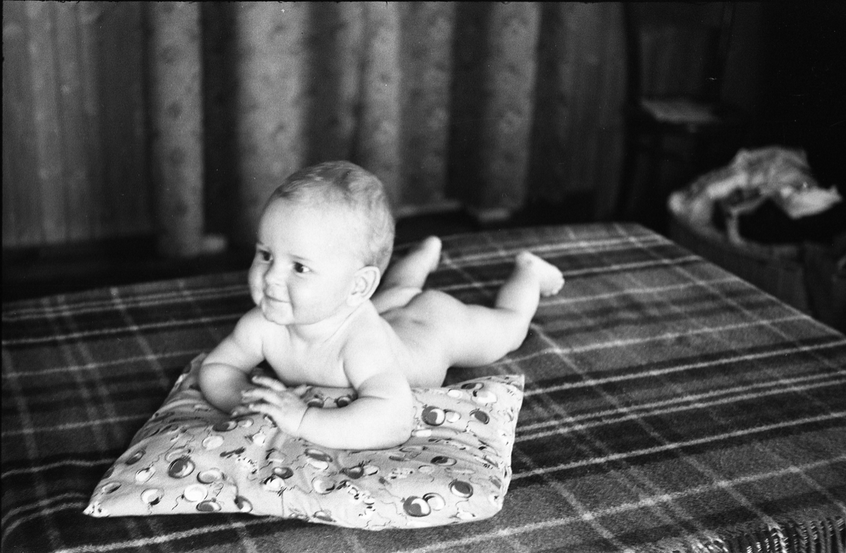 Marie Braathen med sønnen Jan Anders, våren 1947. Serie på 16 bilder, tre av mor og barn, de øvrige av gutten alene.