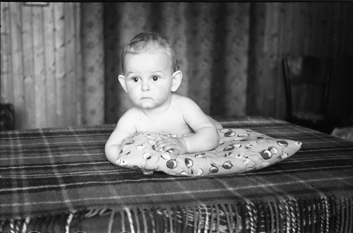 Marie Braathen med sønnen Jan Anders, våren 1947. Serie på 16 bilder, tre av mor og barn, de øvrige av gutten alene.