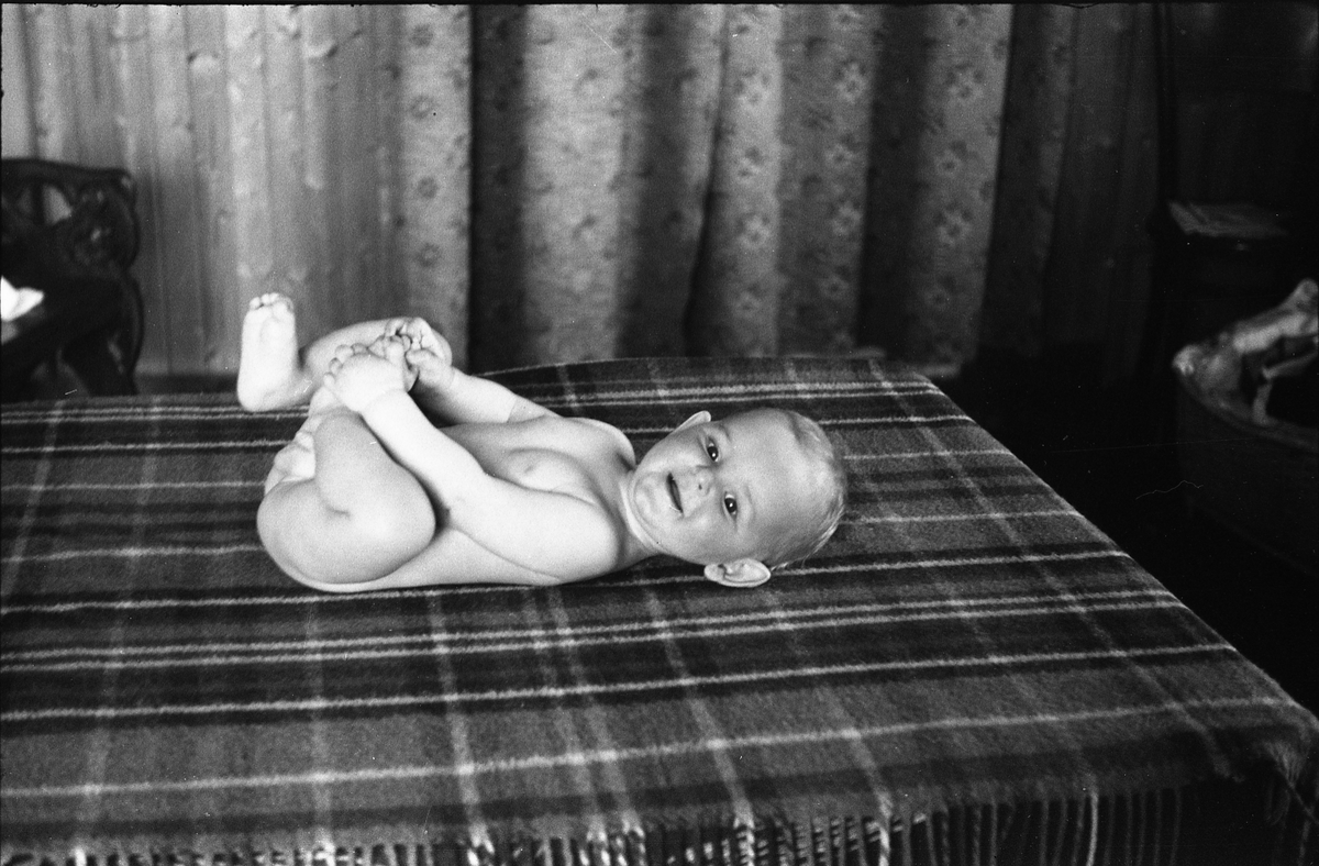 Marie Braathen med sønnen Jan Anders, våren 1947. Serie på 16 bilder, tre av mor og barn, de øvrige av gutten alene.
