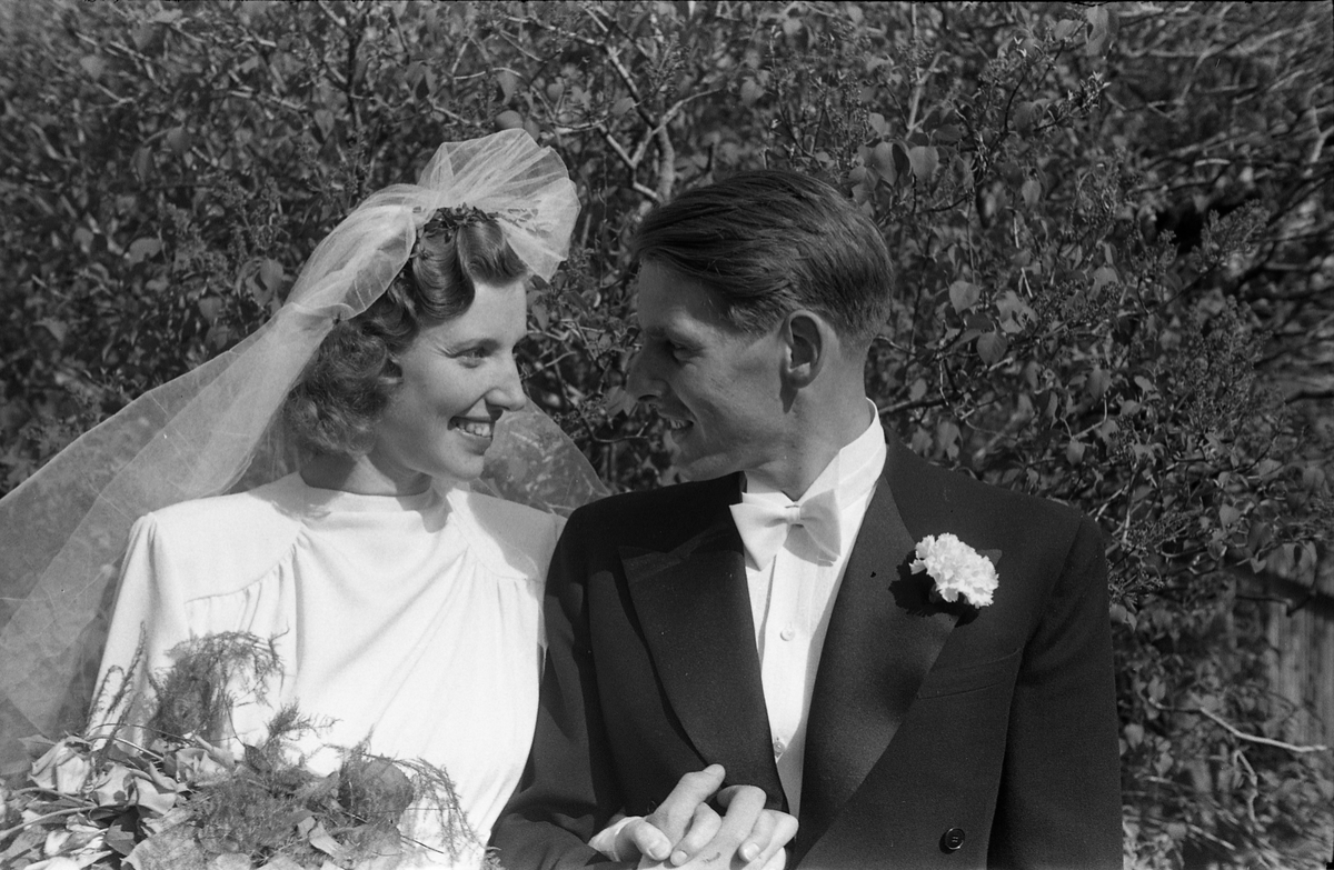Antatt brudeparet Roar Narum og Vera Gjestvang, mai 1947. Serie på 12 bilder.