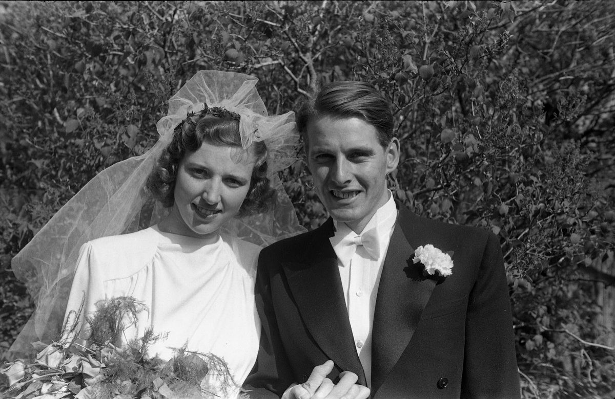 Antatt brudeparet Roar Narum og Vera Gjestvang, mai 1947. Serie på 12 bilder.