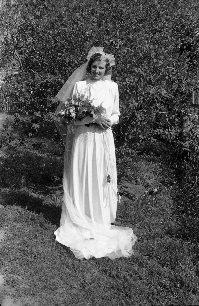 Antatt brudeparet Roar Narum og Vera Gjestvang, mai 1947. Serie på 12 bilder.