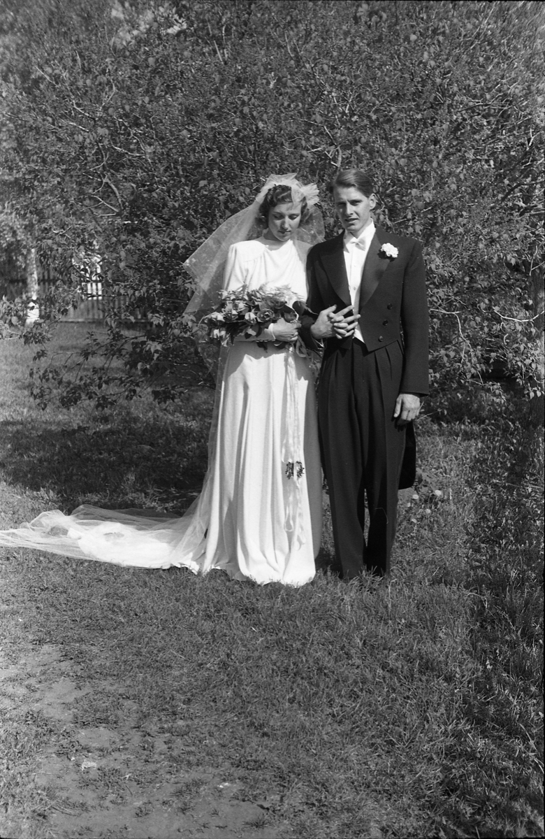 Antatt brudeparet Roar Narum og Vera Gjestvang, mai 1947. Serie på 12 bilder.