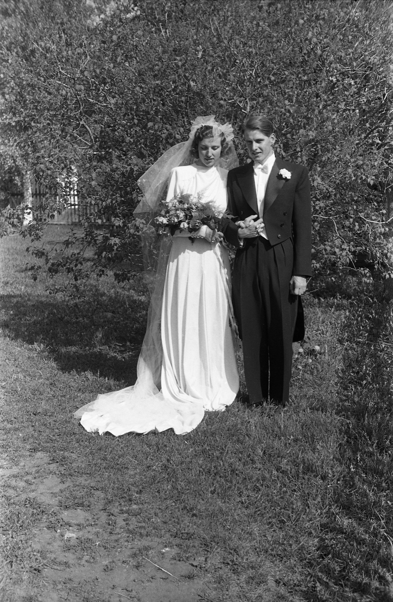 Antatt brudeparet Roar Narum og Vera Gjestvang, mai 1947. Serie på 12 bilder.