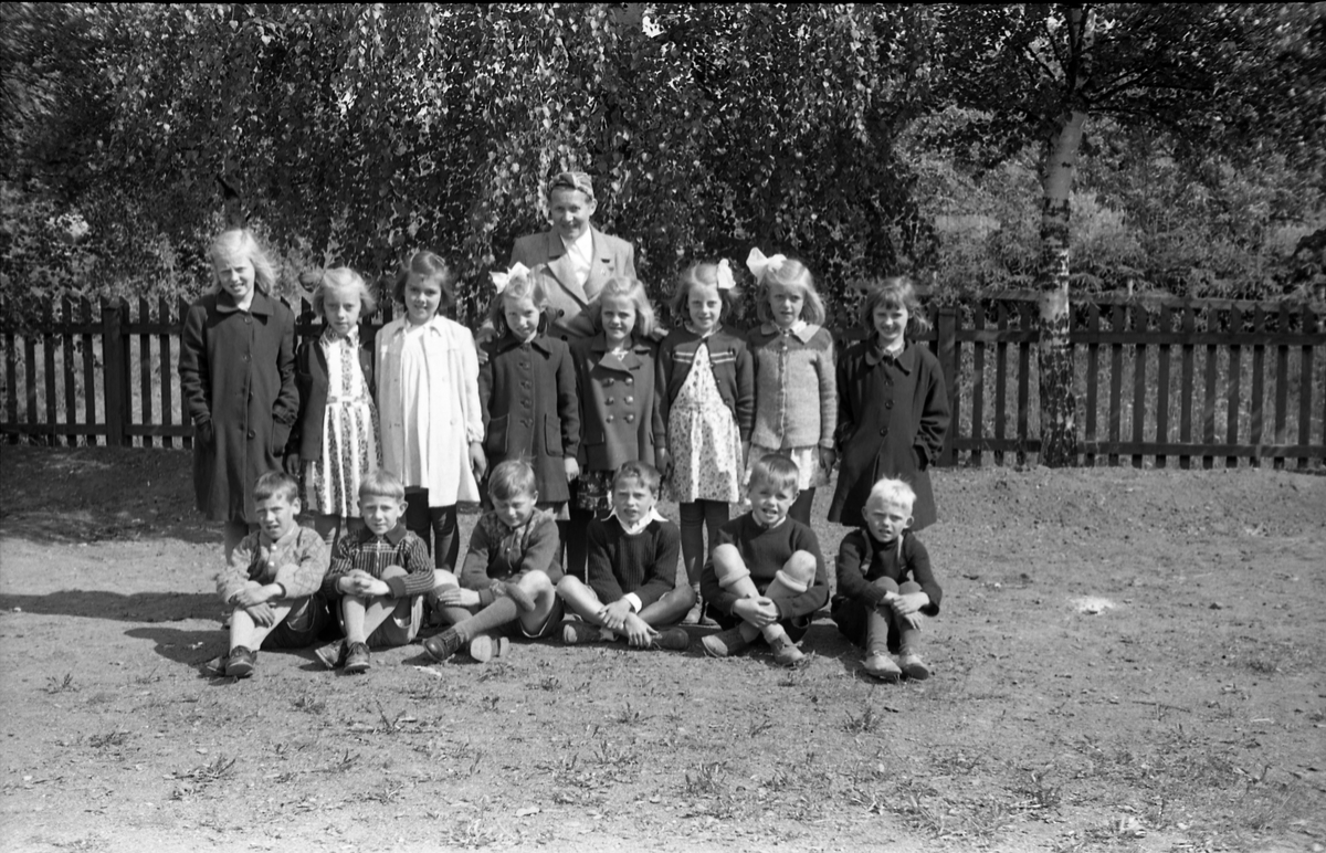 Elever fra Bjørnsgård skole i Østre Toten ved slutten av skoleåret 1946-47. Uklart om det er elever fra en enkelt klasse, eller litt blanding.
Foran fra venstre: Harald Bergheim, Arne Dybdal, Reidar Nordviken, Sverre Børresen, Helge Kronborg, Håkon Glemmestad.
Bak fra venstre: Anne Lise Snekkerhaugen, Dora Enger, Sonja (etternavn ukjent), Kari Bern, Inger Mikkelborg, Helene Hansen, Karin Johansen, Aashild Snekkerhaugen.
Bak: Lærer Hjørdis Ørbeck Sørheim.