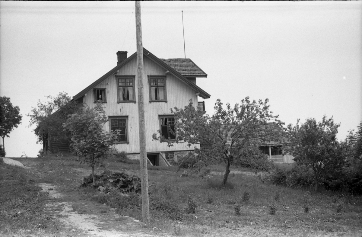 Antatt eiendommen Bakketun i Bjørnsgårdgutua, Østre Toten. Fem bilder, noen med utsikt mot Mjøsa og Helgøya/Nes..