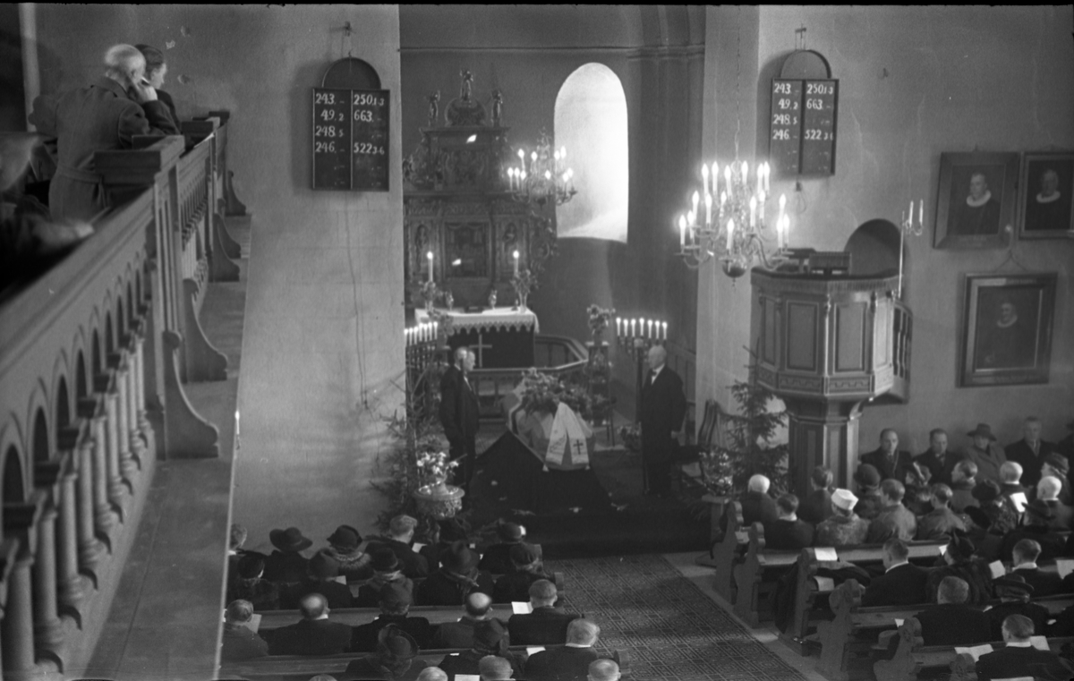 Fra dr. Adolf Fosmos gravferd ved Hoff kirke 18.februar 1948. Serie på 10 bilder.