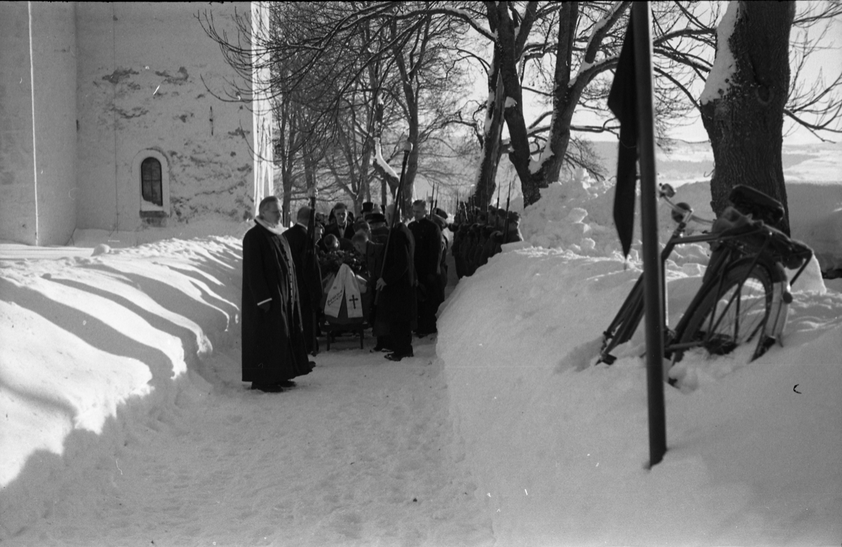 Fra dr. Adolf Fosmos gravferd ved Hoff kirke 18.februar 1948. Serie på 10 bilder.
