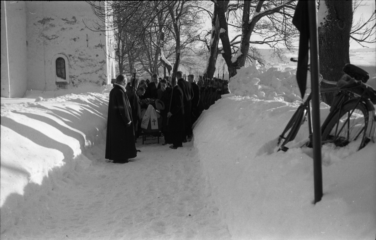 Fra dr. Adolf Fosmos gravferd ved Hoff kirke 18.februar 1948. Serie på 10 bilder.