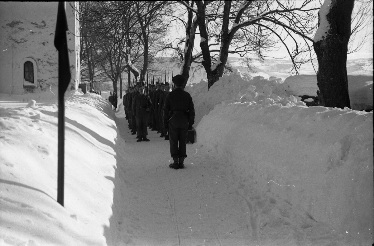 Fra dr. Adolf Fosmos gravferd ved Hoff kirke 18.februar 1948. Serie på 10 bilder.