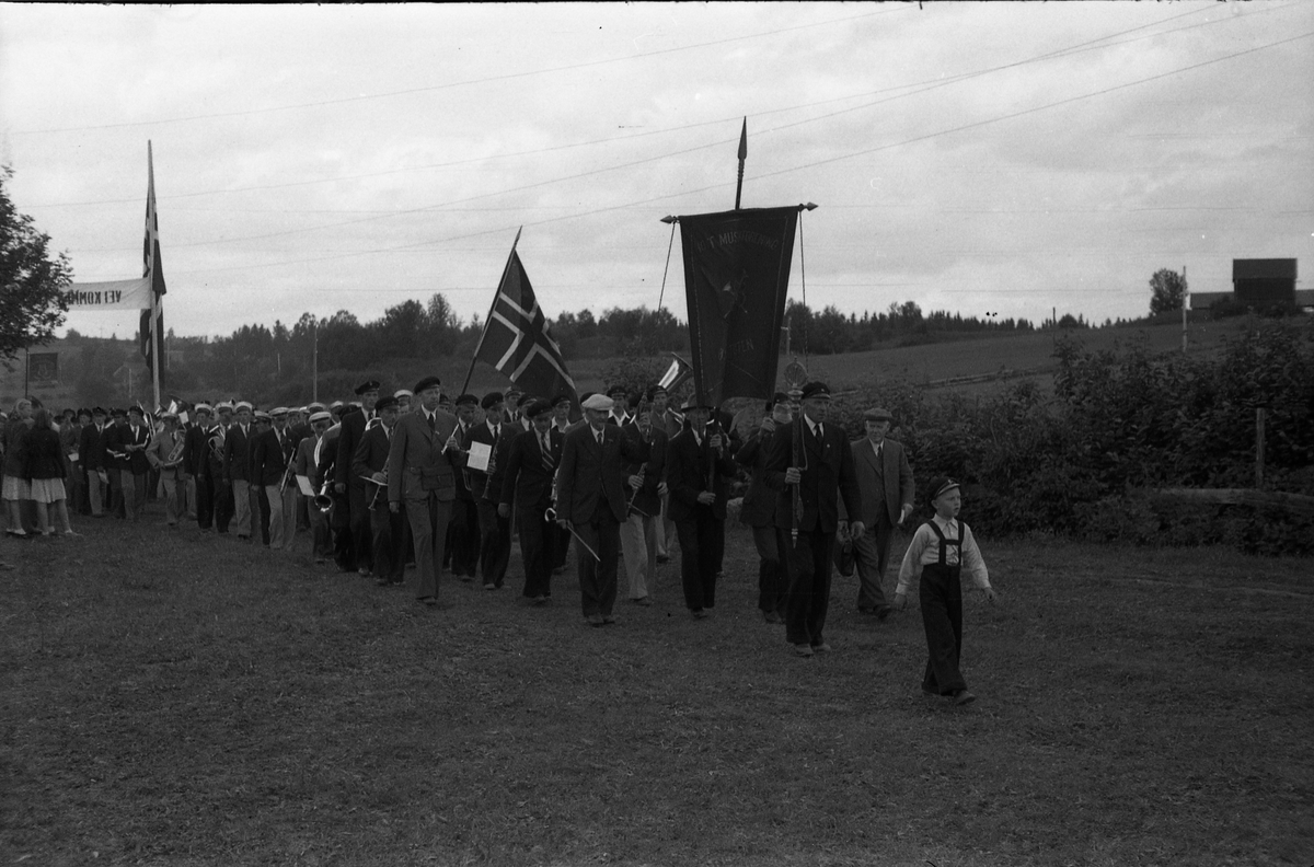 Opptog og opptredener, muligens ved Sangens og Musikkens Dag sommeren 1948. Steder er Gilelunden på Kraby, Østre Toten. Serie på 12 bilder.