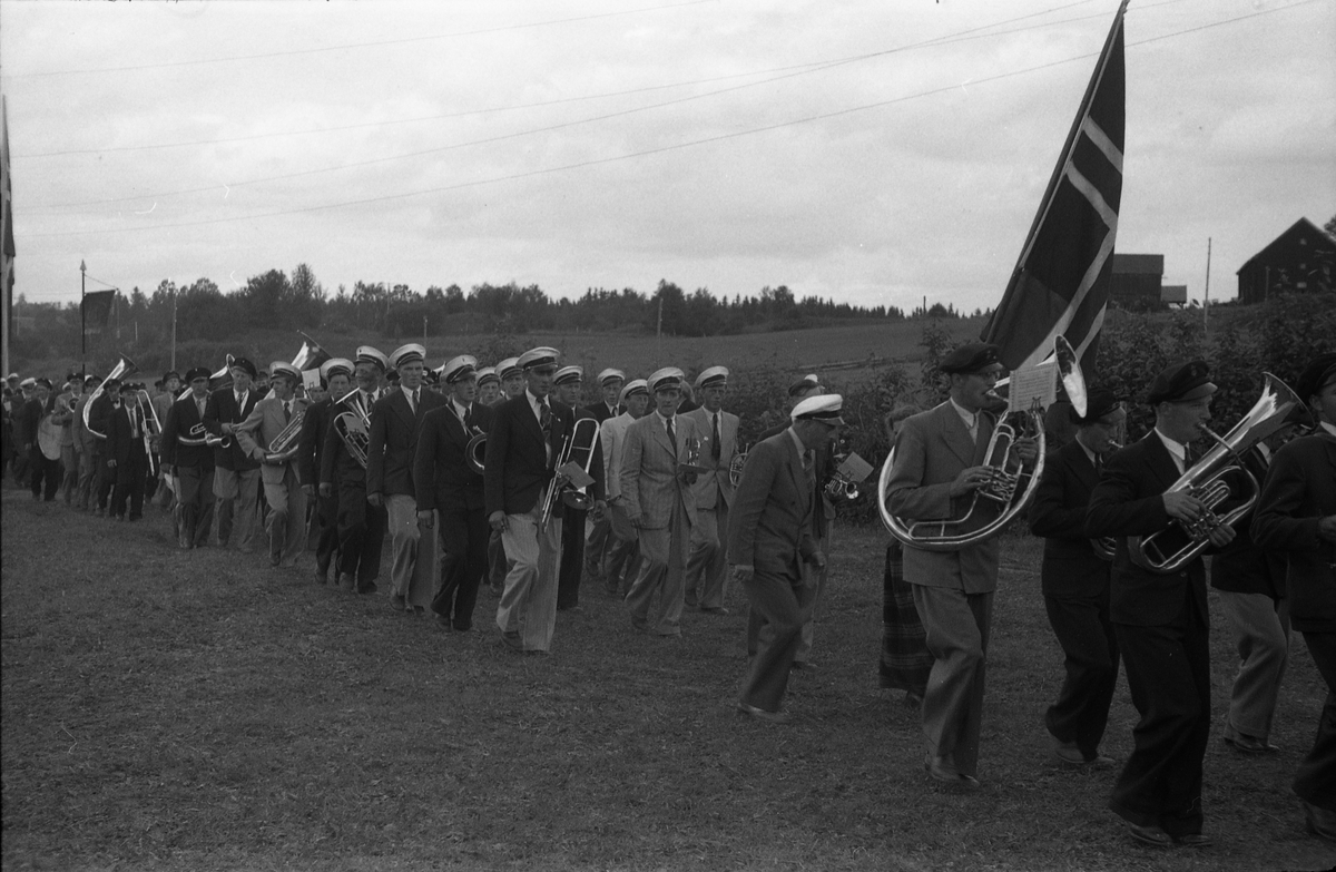 Opptog og opptredener, muligens ved Sangens og Musikkens Dag sommeren 1948. Steder er Gilelunden på Kraby, Østre Toten. Serie på 12 bilder.