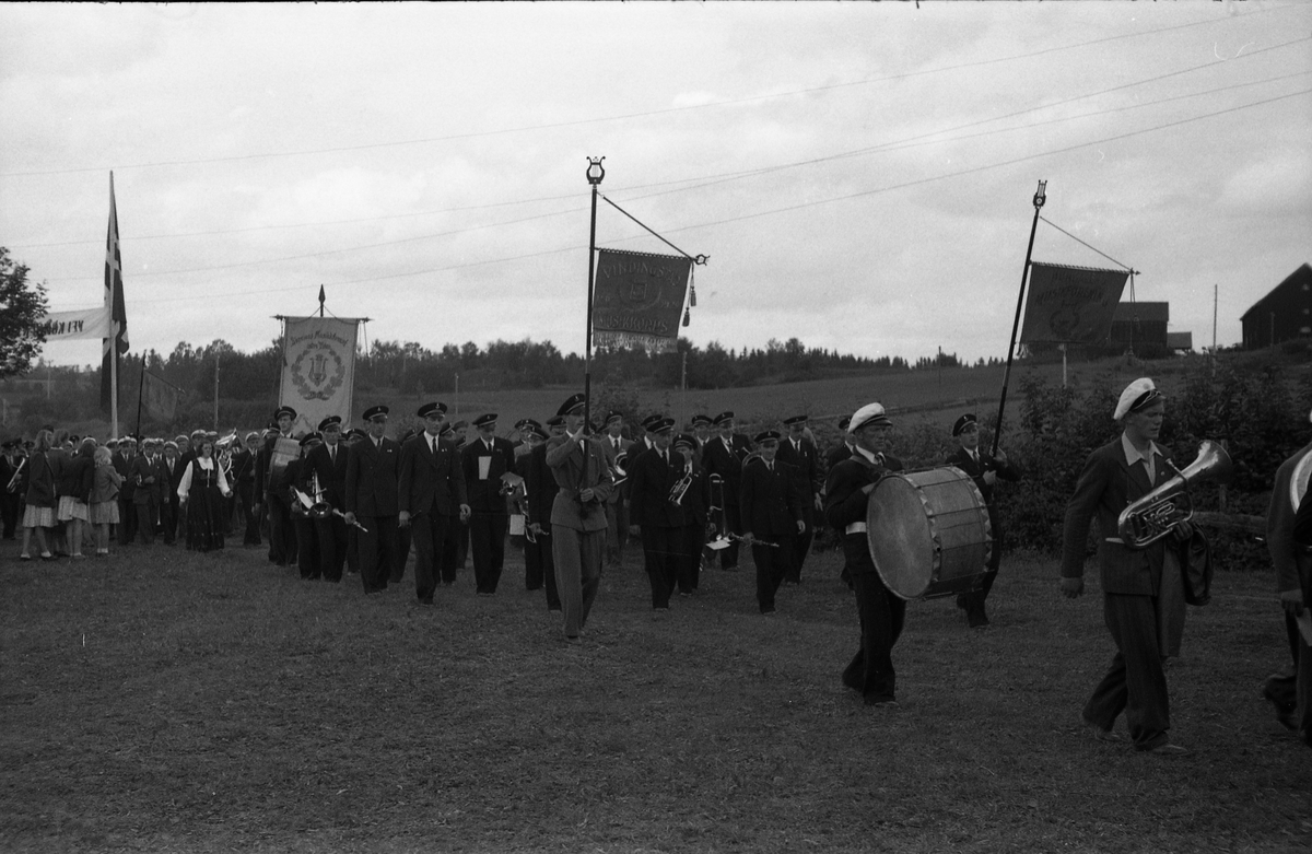 Opptog og opptredener, muligens ved Sangens og Musikkens Dag sommeren 1948. Steder er Gilelunden på Kraby, Østre Toten. Serie på 12 bilder.