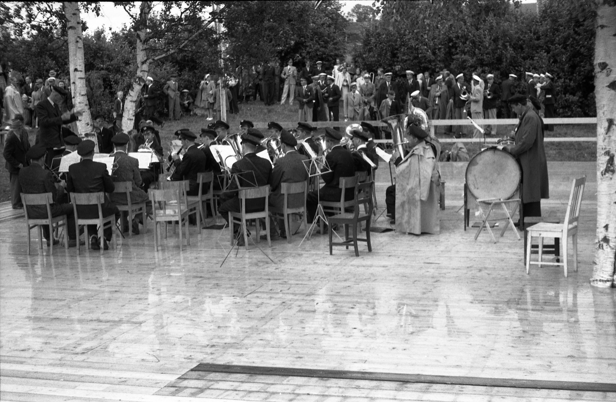 Opptog og opptredener, muligens ved Sangens og Musikkens Dag sommeren 1948. Steder er Gilelunden på Kraby, Østre Toten. Serie på 12 bilder.