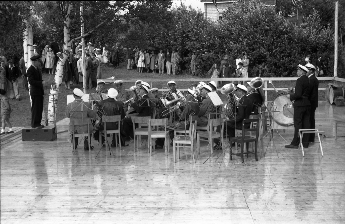 Opptog og opptredener, muligens ved Sangens og Musikkens Dag sommeren 1948. Steder er Gilelunden på Kraby, Østre Toten. Serie på 12 bilder.