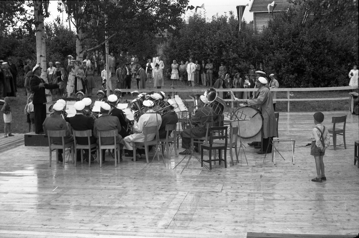 Opptog og opptredener, muligens ved Sangens og Musikkens Dag sommeren 1948. Steder er Gilelunden på Kraby, Østre Toten. Serie på 12 bilder.