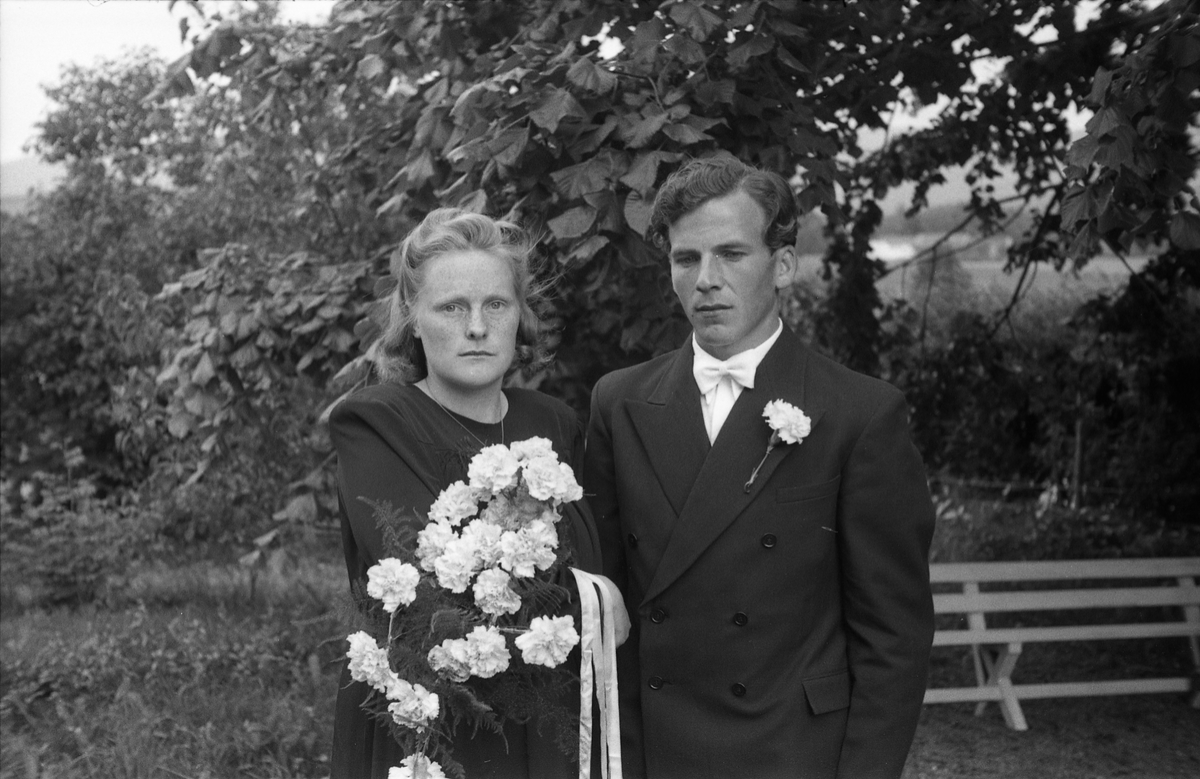 Brudeparet Kari Johansen og Kolbjørn Slåttum. Serie på sju bilder. På de fire første brudeparet alene, på nummer fem sammen med forloverne Magnhild og Kjell Slettum, og på de to siste forloverne alene.