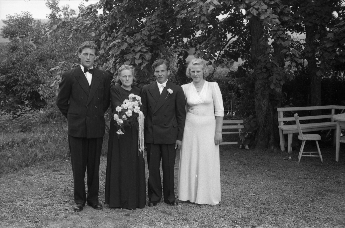 Brudeparet Kari Johansen og Kolbjørn Slåttum. Serie på sju bilder. På de fire første brudeparet alene, på nummer fem sammen med forloverne Magnhild og Kjell Slettum, og på de to siste forloverne alene.