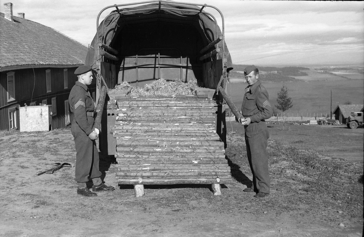 Opplasting av hester på lastebil ved Hærens Hesteskole på Starum september 1948. Serie på 24 bilder. Lengst til venstre på bilde nr. 1 står daværende sersjant Ottar Markeng.
Bildene nr. 1-4 og 17-24 er trolig fra Hoffsvangen, de øvrige fra Starum Leir.
Iflg. informant ble bilder av denne typen brukt til å lage instruksjonshefter/lærebøker til bruk for Hærens hestetjeneste. Se også TMF-4844 og TMF-4864.