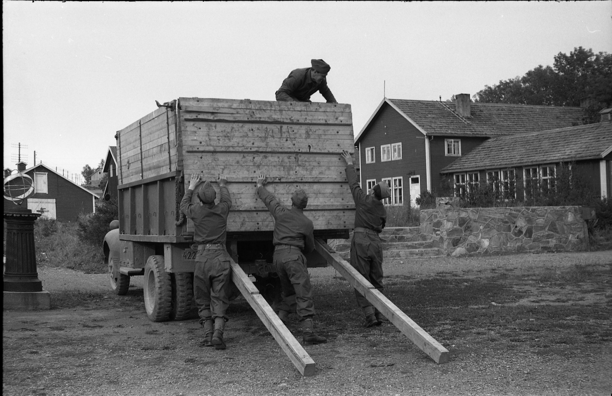Opplasting av hester på lastebil ved Hærens Hesteskole på Starum september 1948. Serie på 24 bilder. Lengst til venstre på bilde nr. 1 står daværende sersjant Ottar Markeng.
Bildene nr. 1-4 og 17-24 er trolig fra Hoffsvangen, de øvrige fra Starum Leir.
Iflg. informant ble bilder av denne typen brukt til å lage instruksjonshefter/lærebøker til bruk for Hærens hestetjeneste. Se også TMF-4844 og TMF-4864.