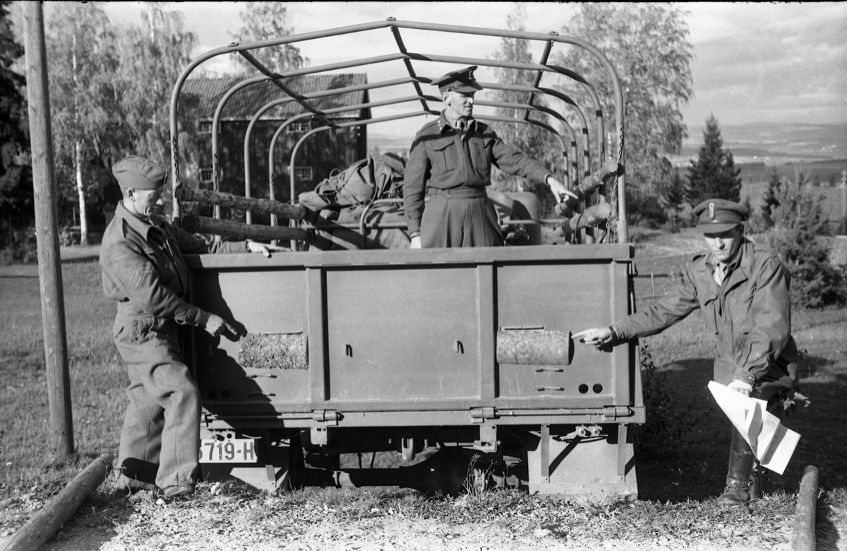 Transport av hest med lastebil ved Hærens Hesteskole på Starum, september/oktober 1948. Serie på 17 bilder. På bilde nr. 4 står fra venstre: Kaptein Sverre Norli, trolig major Bjart Ording (plasskomandant), og sersjant Ottar Markeng.
Iflg. informant ble bilder av denne typen brukt til å lage instruksjonshefter/lærebøker til bruk for Hærens hestetjeneste. Se også TMF-4838 og TMF-4864.