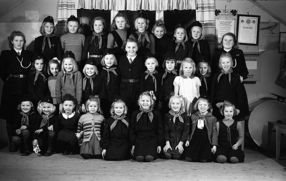 Speiderpiker med ledere, Lena desember 1948. Sju like bilder.
Foran fra venstre: Kari Fodstad, Berit Fodstad, Anne Marie Berg, Else Lise Bøe, Anne Lise Aass, Elisabeth Kraby, Karin Stangstuen, Synnøve Haavi, Turid Haavi.
Midtrekken fra venstre: Eivor Haavi (leder), Irene Iversen, Mary Iversen, Erna Pedersen, Solveig Dahl, Grethe Trillerud, Mina Bjerke (leder), Solveig Jørstad, Siri Lieng eller Sonja Bakkeli (?), Liv Lauritsen, Synnøve Dahl, Reidun Rindal, Gerd Bojsen Aamodt (leder).
Bakerst fra venstre: Signe Ragnhild Fodstad, Reidun Olsen, Astrid Sukkestad, Elsa Henriksen, Ingegjerd Røise, Liv Hagen, Vigdis Margaret Rødset, Lillian Tandsæther.
Bildet er tatt på "Harmonien" på Alfstad søndre.