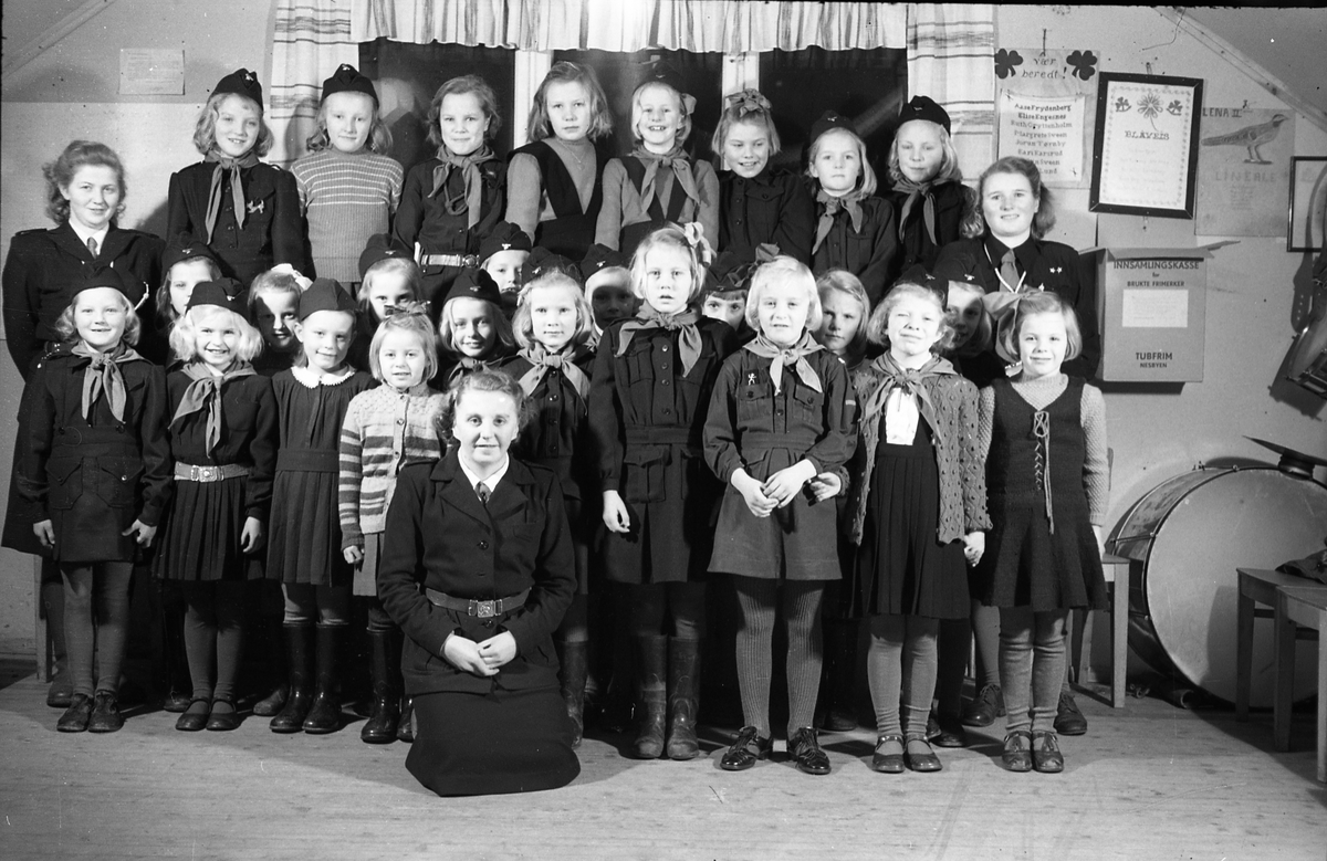 Speiderpiker med ledere, Lena desember 1948. Sju like bilder.
Foran fra venstre: Kari Fodstad, Berit Fodstad, Anne Marie Berg, Else Lise Bøe, Anne Lise Aass, Elisabeth Kraby, Karin Stangstuen, Synnøve Haavi, Turid Haavi.
Midtrekken fra venstre: Eivor Haavi (leder), Irene Iversen, Mary Iversen, Erna Pedersen, Solveig Dahl, Grethe Trillerud, Mina Bjerke (leder), Solveig Jørstad, Siri Lieng eller Sonja Bakkeli (?), Liv Lauritsen, Synnøve Dahl, Reidun Rindal, Gerd Bojsen Aamodt (leder).
Bakerst fra venstre: Signe Ragnhild Fodstad, Reidun Olsen, Astrid Sukkestad, Elsa Henriksen, Ingegjerd Røise, Liv Hagen, Vigdis Margaret Rødset, Lillian Tandsæther.
Bildet er tatt på "Harmonien" på Alfstad søndre.