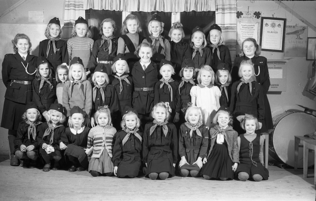 Speiderpiker med ledere, Lena desember 1948. Sju like bilder.
Foran fra venstre: Kari Fodstad, Berit Fodstad, Anne Marie Berg, Else Lise Bøe, Anne Lise Aass, Elisabeth Kraby, Karin Stangstuen, Synnøve Haavi, Turid Haavi.
Midtrekken fra venstre: Eivor Haavi (leder), Irene Iversen, Mary Iversen, Erna Pedersen, Solveig Dahl, Grethe Trillerud, Mina Bjerke (leder), Solveig Jørstad, Siri Lieng eller Sonja Bakkeli (?), Liv Lauritsen, Synnøve Dahl, Reidun Rindal, Gerd Bojsen Aamodt (leder).
Bakerst fra venstre: Signe Ragnhild Fodstad, Reidun Olsen, Astrid Sukkestad, Elsa Henriksen, Ingegjerd Røise, Liv Hagen, Vigdis Margaret Rødset, Lillian Tandsæther.
Bildet er tatt på "Harmonien" på Alfstad søndre.